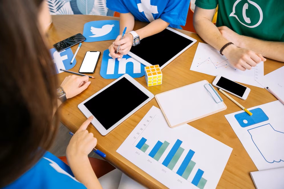 A group of members doing LinkedIn for business marketing